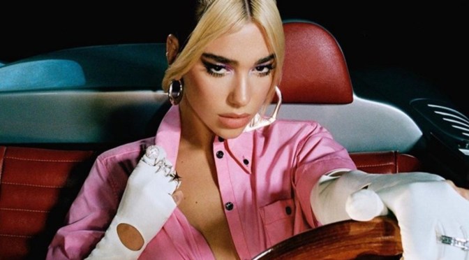 Dua Lipa le gana una mano al coronavirus