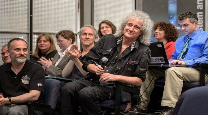 Medalla Stephen Hawking  para rockero y astrónomo Brian May